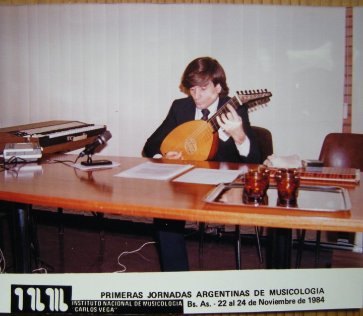 Primeras Jornadas Argentinas de Musicología, noviembre de 1984, Carlos RAvina presentando el trabajo 